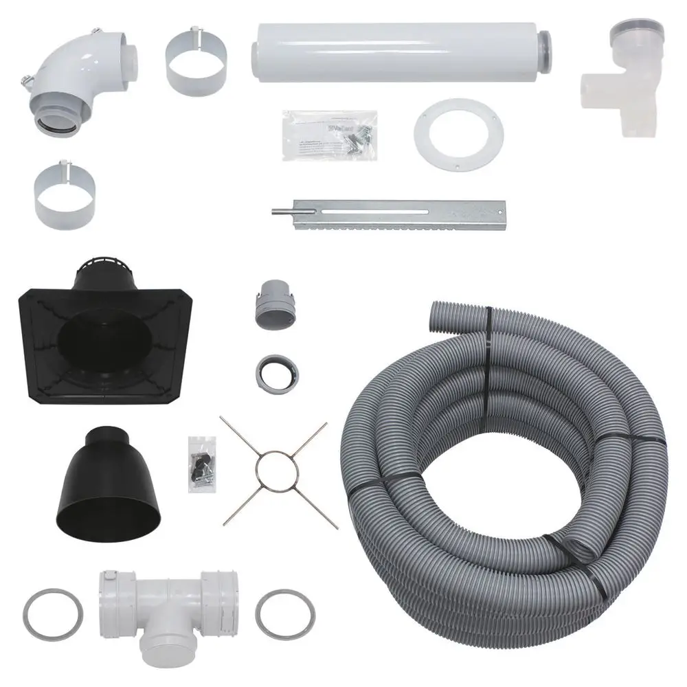 Vaillant Anschluss-Set mit verschiedenen Rohren, Bögen, einer Drosselklappe und einem flexiblen Schlauch für die Luft-/Abgasführung, angeordnet auf einem weißen Hintergrund.